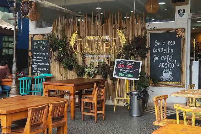 Pergolado de bambu e mesas externas da Cajara