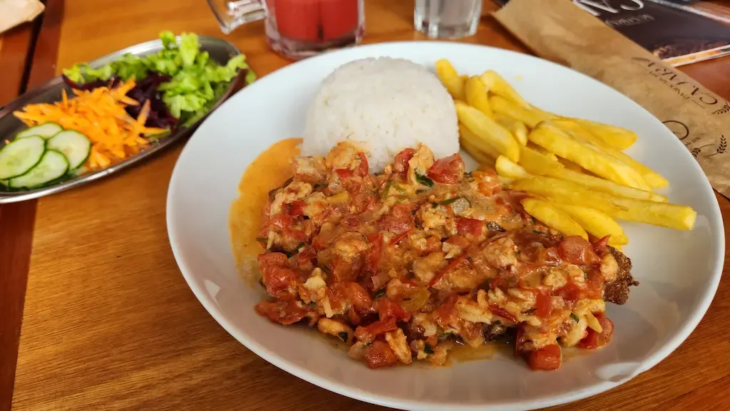 Prato do dia da Cajara: peixe ao molho de camarão com arroz, batata frita e salada